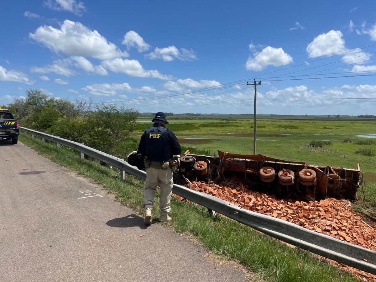 Motorista de caminhão morre ao sair da pista em Pedro Osório