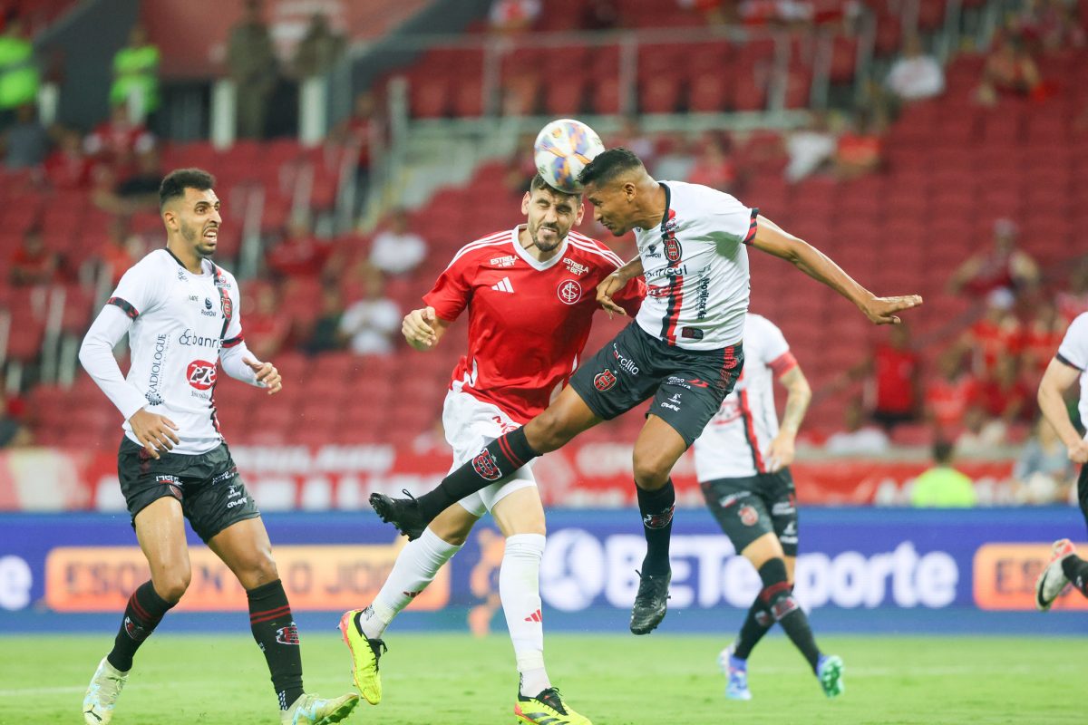 Brasil perde de 3 a 0 para o Internacional no Beira-Rio