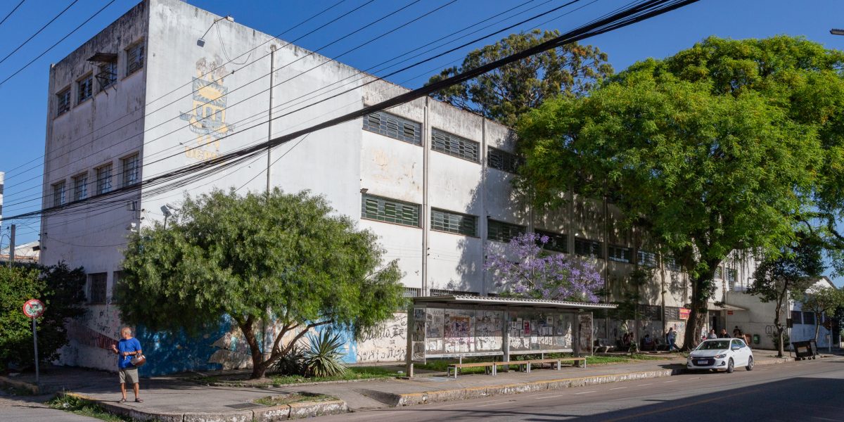 Alunos reclamam da falta de ventilação e bebedouros em campus