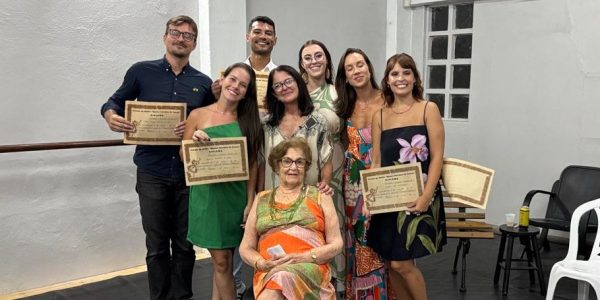 Bailarinos da Escola de Ballet Dicléa de Souza celebram a volta ao antigo endereço