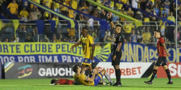 Telles faz mistério sobre substituto de Massaia no clássico desta quarta