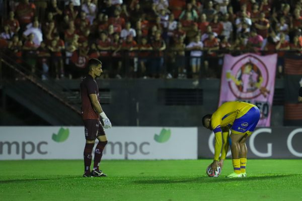 Telles aponta falta de efetividade como razão para derrota do Lobo no clássico