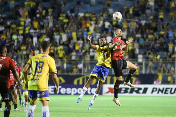 Alan Bald lamenta rebaixamento, elogia clube e critica direção