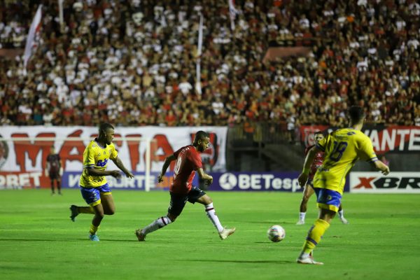 Brasil enfrenta o São José com chance de sair da zona de rebaixamento