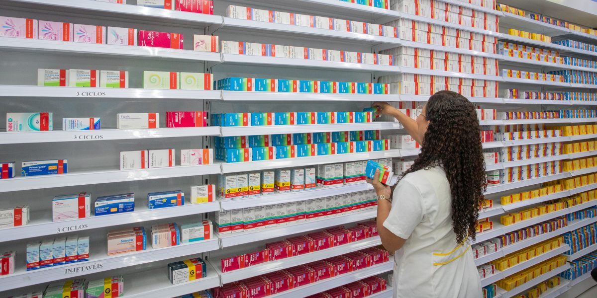 Permissão de prescrição de medicamentos por farmacêuticos gera críticas de médicos