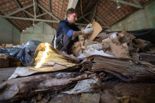 Quatro mil caixas do arquivo geral da prefeitura estão abandonadas em depósito