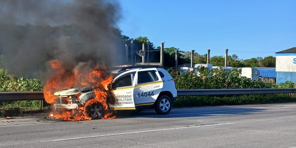 Viatura da Brigada Militar pega fogo na BR-392