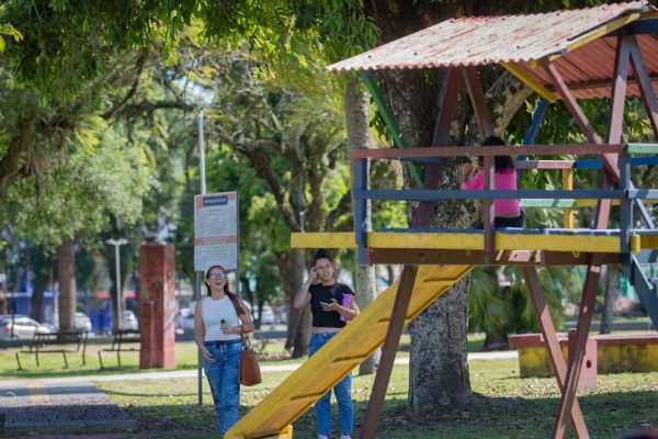 Brasil cresce em ranking de felicidade e pessoas tentam explicar o sentimento