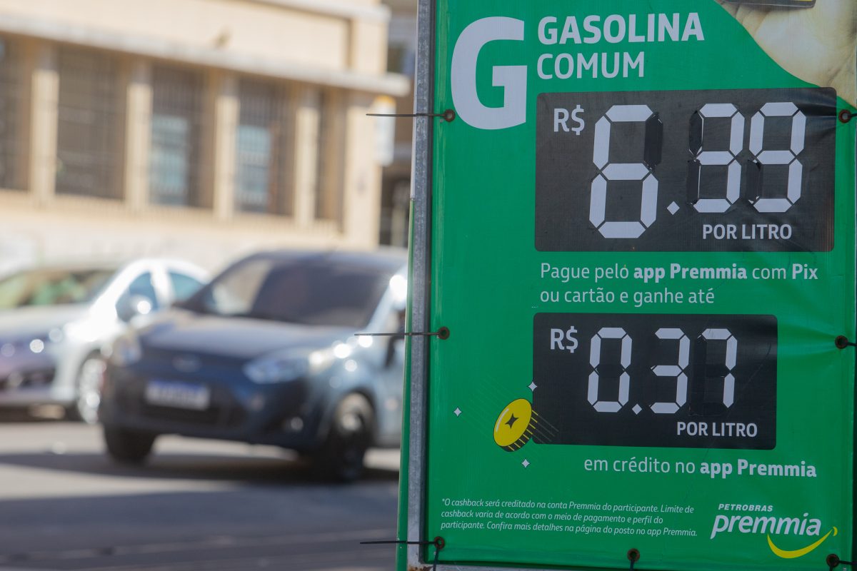 Preço da gasolina comum varia 9,38% entre postos em Pelotas