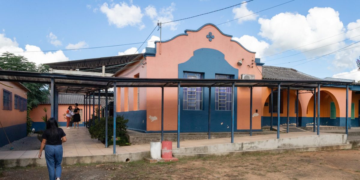Escola premiada tem ensino integral suspenso por falta de profissionais