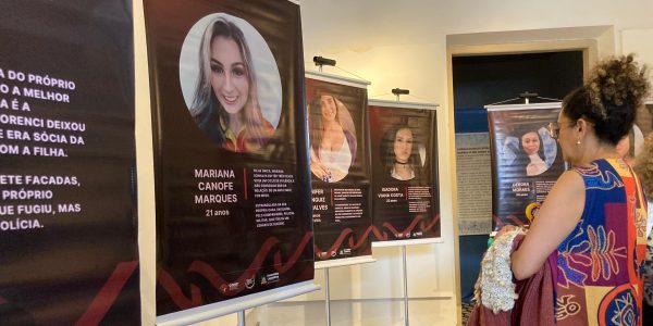Exposição em Pelotas dá voz às vítimas de feminicídio