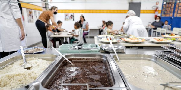 Rio Grande firma contrato para usar itens da agricultura familiar na merenda