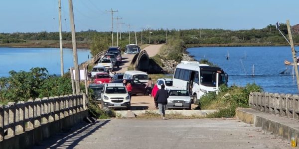 Moradores retiram barreiras de ponte após paralisação de balsa na Ilha dos Marinheiros