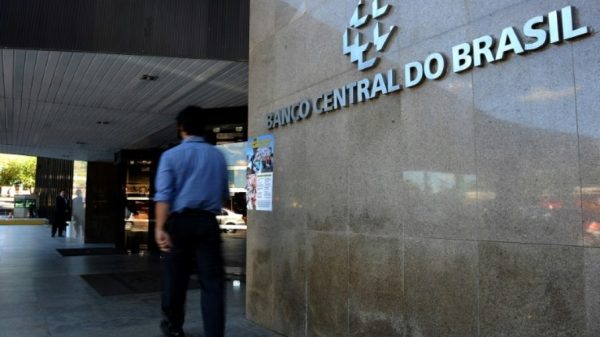 Copom eleva taxa de juros para 14,75%, maior nível desde 2006