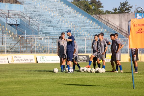Gustavo Bastos anuncia saída do Pelotas