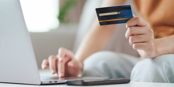 Reajuste de IOF impacta no custo de crédito para empresas e compras internacionais
