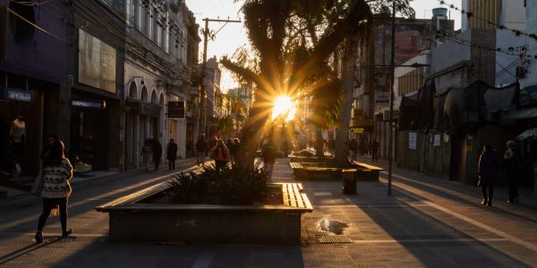 Semana começa com a volta da chuva e do frio na Zona Sul