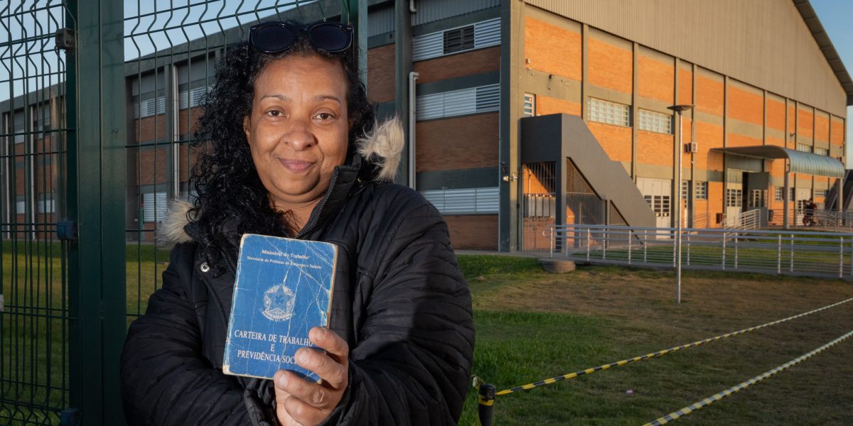 Mulher que acampou para mutirão conquista emprego em Pelotas
