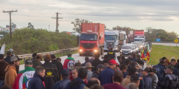 Produtores rurais voltam a fechar a BR-392