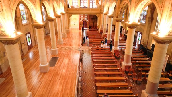 Catedral realiza 1ª missa com 50% do assoalho renovado