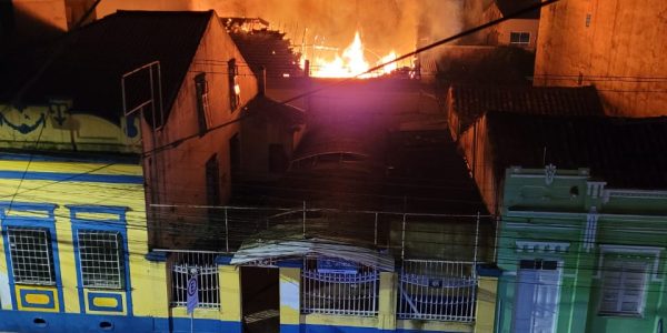 Antigo prédio do Colégio Albert Einstein pega fogo