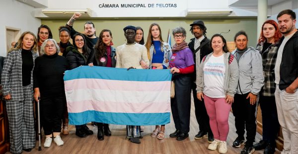 Por falta de quórum, Câmara deixa de votar apoio a vítima de transfobia e racismo