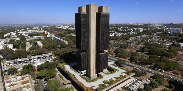 Copom eleva taxa Selic para 15% ao ano