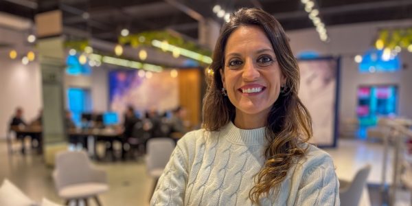 Carol Graziadei comanda dois programas na Rádio Pelotense