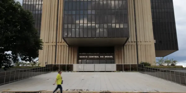 Copom decide manter taxa Selic em 15% após sete elevações seguidas