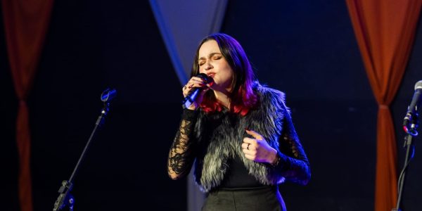 Fenadoce Cultural tem início com música pop internacional