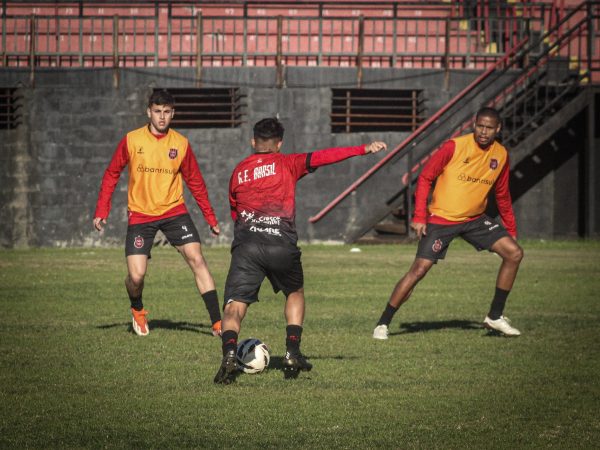 Suspensão de zagueiro pode causar mudança tática no Brasil