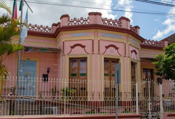MP entra contra aumento de salários de vereadores e prefeito de Pelotas