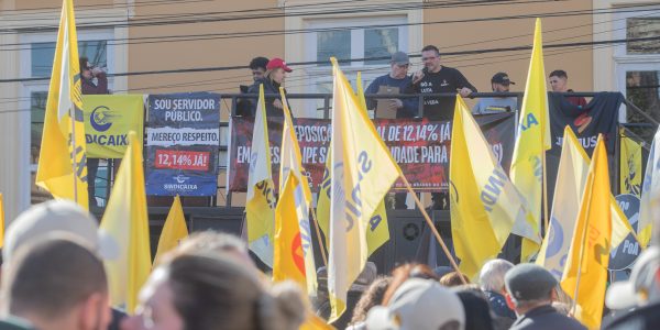 Servidores estaduais protestam em Pelotas
