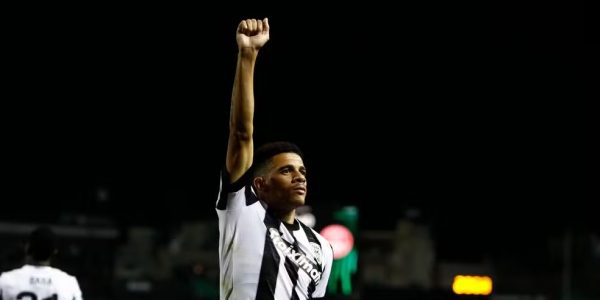 Taison acerta renovação e permanece no futebol da Grécia