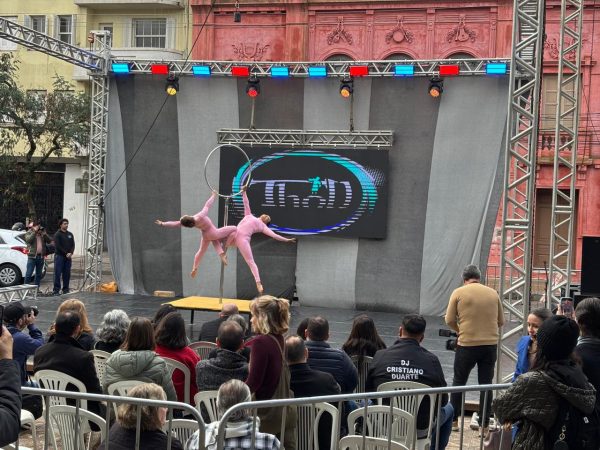 Dançarinos de Pelotas fazem apresentação na esplanada Berê Fuhro Souto