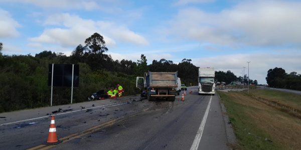 Duas pessoas morrem em acidente na BR-116, em Pelotas