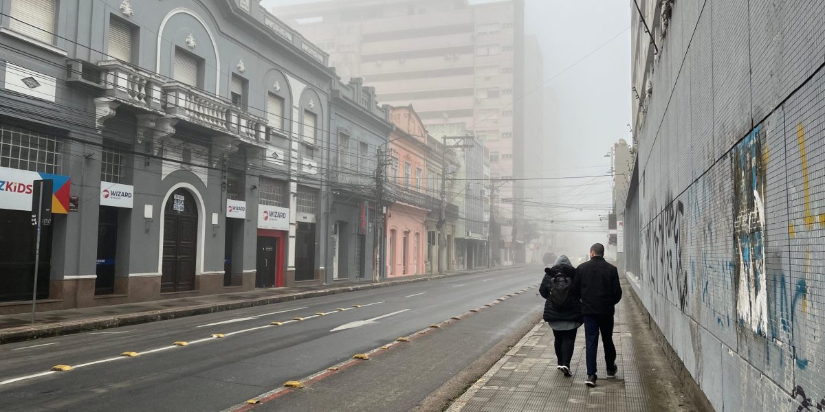 Temperaturas baixas e forte nevoeiro marcaram o amanhecer desta segunda-feira