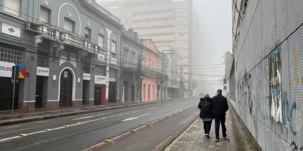 Temperaturas baixas e forte nevoeiro marcaram o amanhecer desta segunda-feira