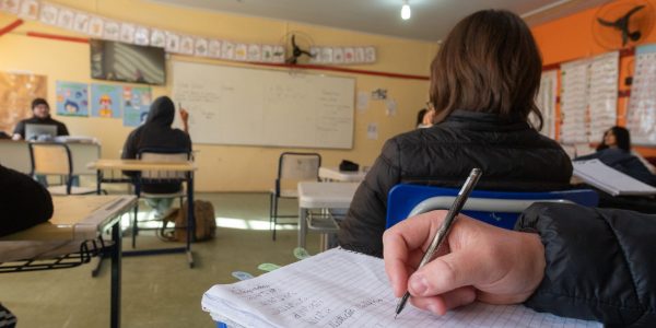 Quase 8 mil pelotenses não sabem ler e escrever
