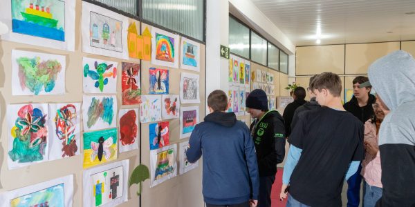 Exposição no Centro do Autista homenageia artista Cecília Rota Borges