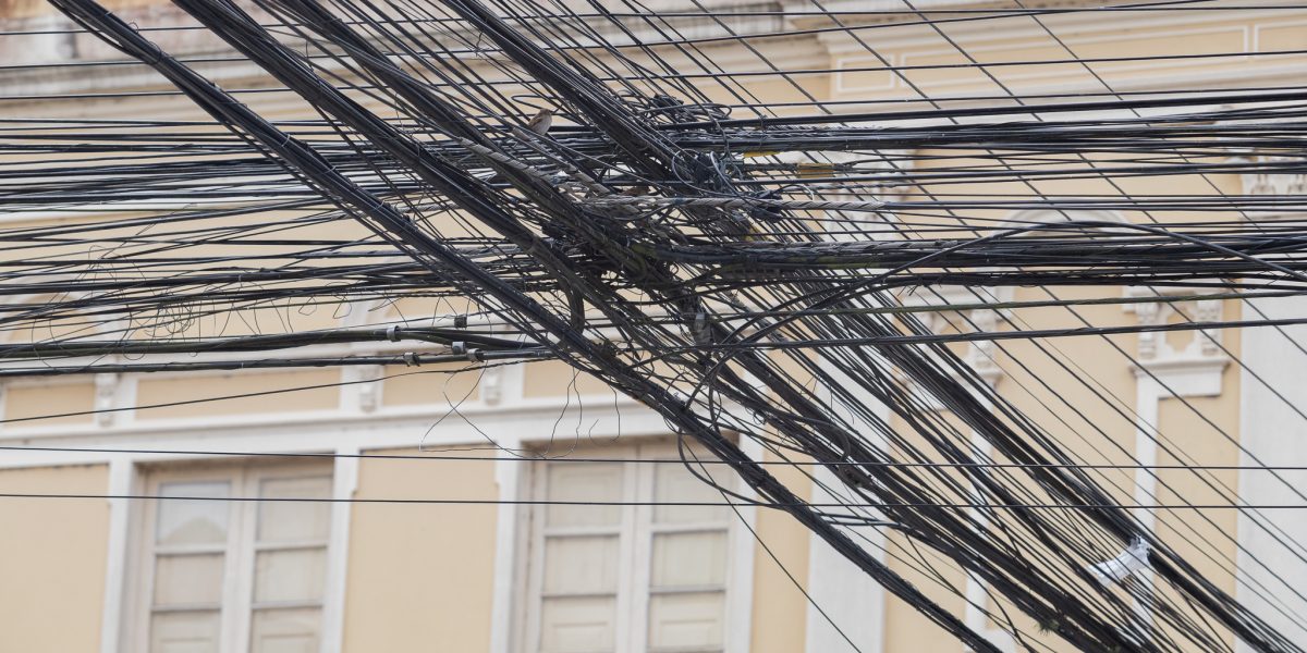 Fiação irregular ainda causa transtornos e ritmo de remoção desacelera