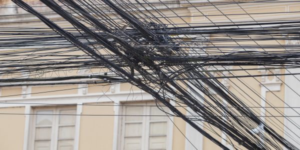 Fiação irregular ainda causa transtornos e ritmo de remoção desacelera