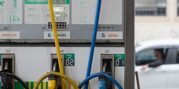 Sindicato explica variação de preços dos combustíveis de quase 13% e alerta sobre “fator gaúcho” no mercado