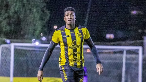 Brasil contrata zagueiro Jô
