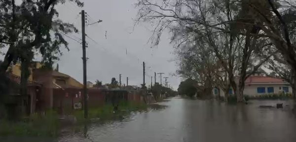 Pelotas enfrenta alagamentos após chuva da madrugada