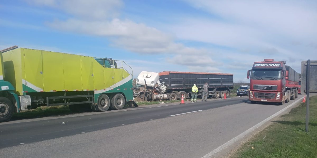 Acidente entre caminhões deixa uma pessoa ferida