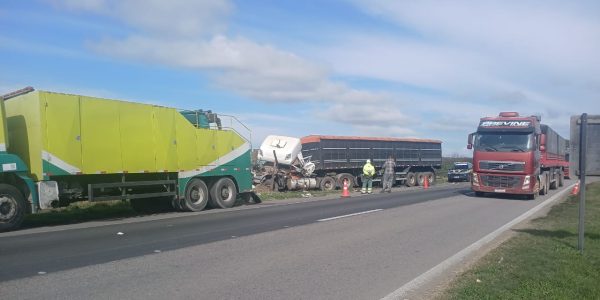 Acidente entre caminhões deixa uma pessoa ferida