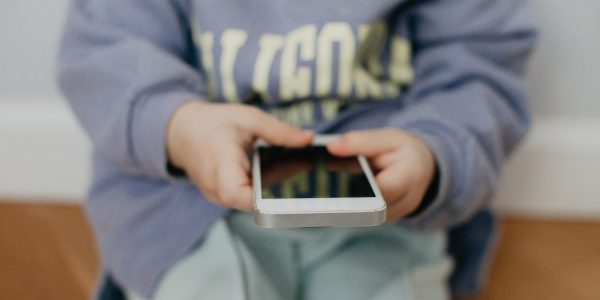Lei aprovada amplia a proteção a crianças nas redes sociais e apps