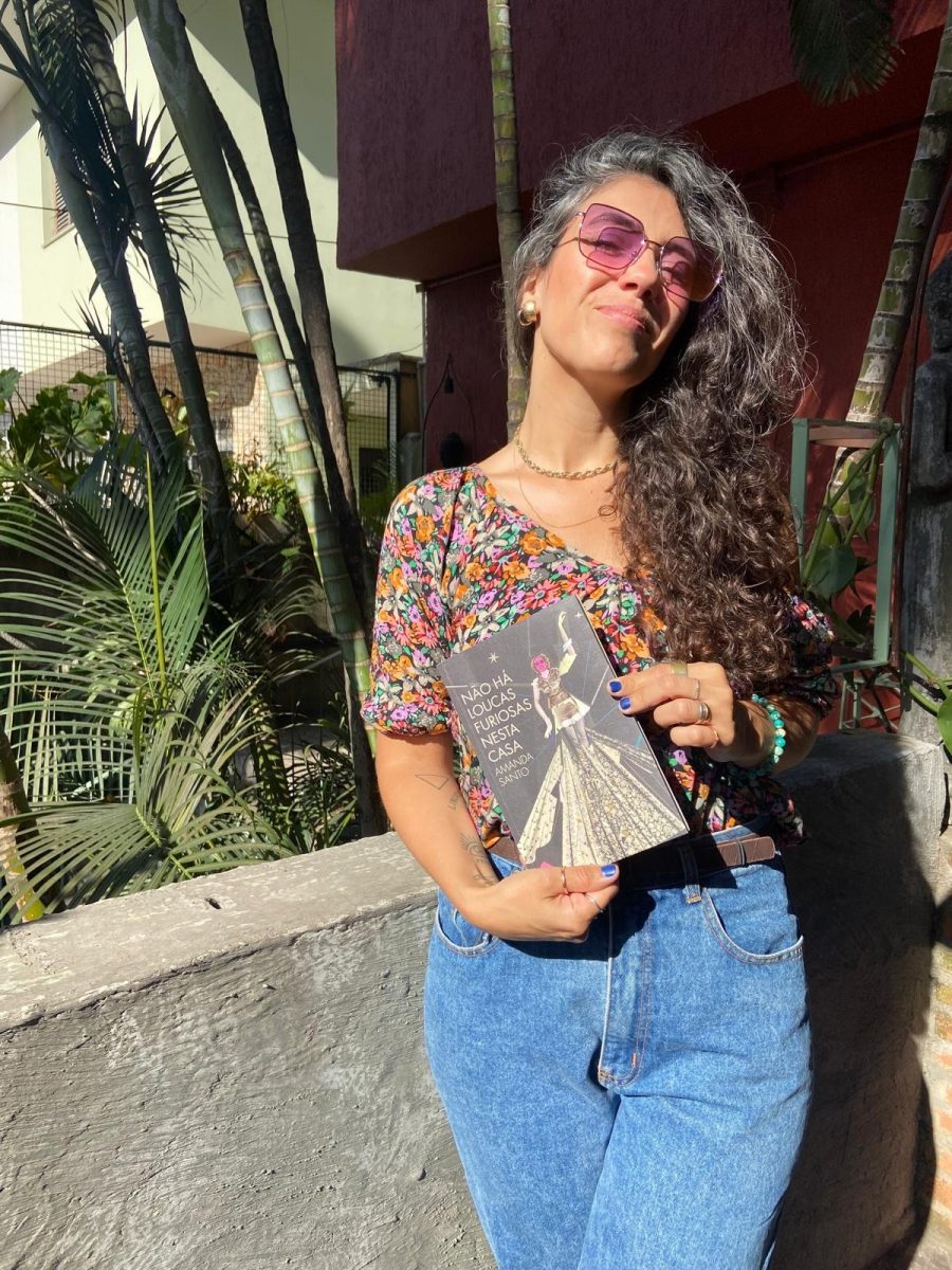 Amanda Santo se apresenta como uma artesã da escrita