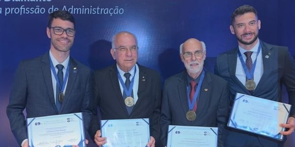 Pelotenses são destaque em cerimônia dos 60 anos da regulamentação da Administração
